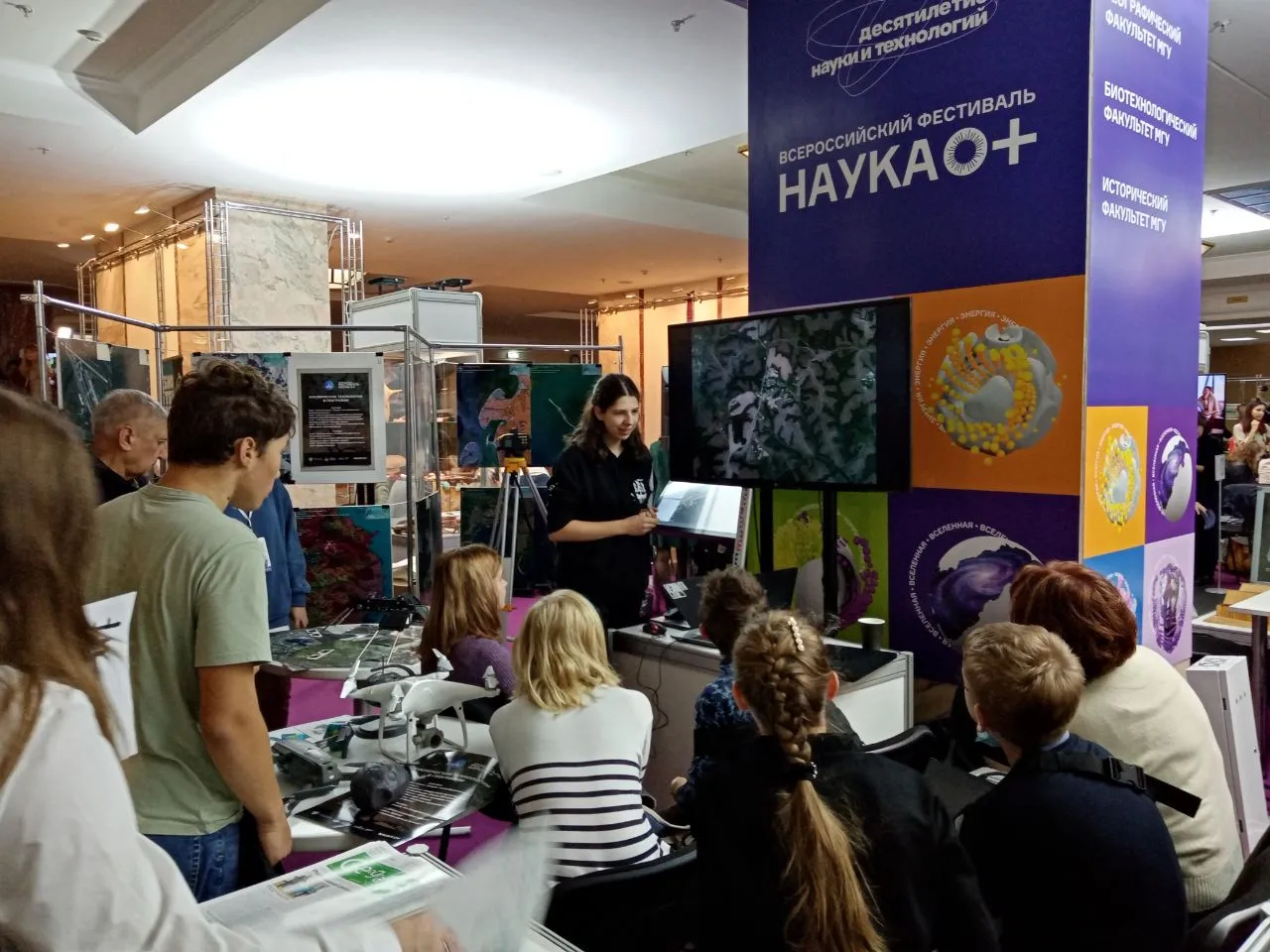 Студентка кафедры проводит мастер-класс на фестивале науки 2022 Студентка кафедры проводит мастер-класс на фестивале науки 2022