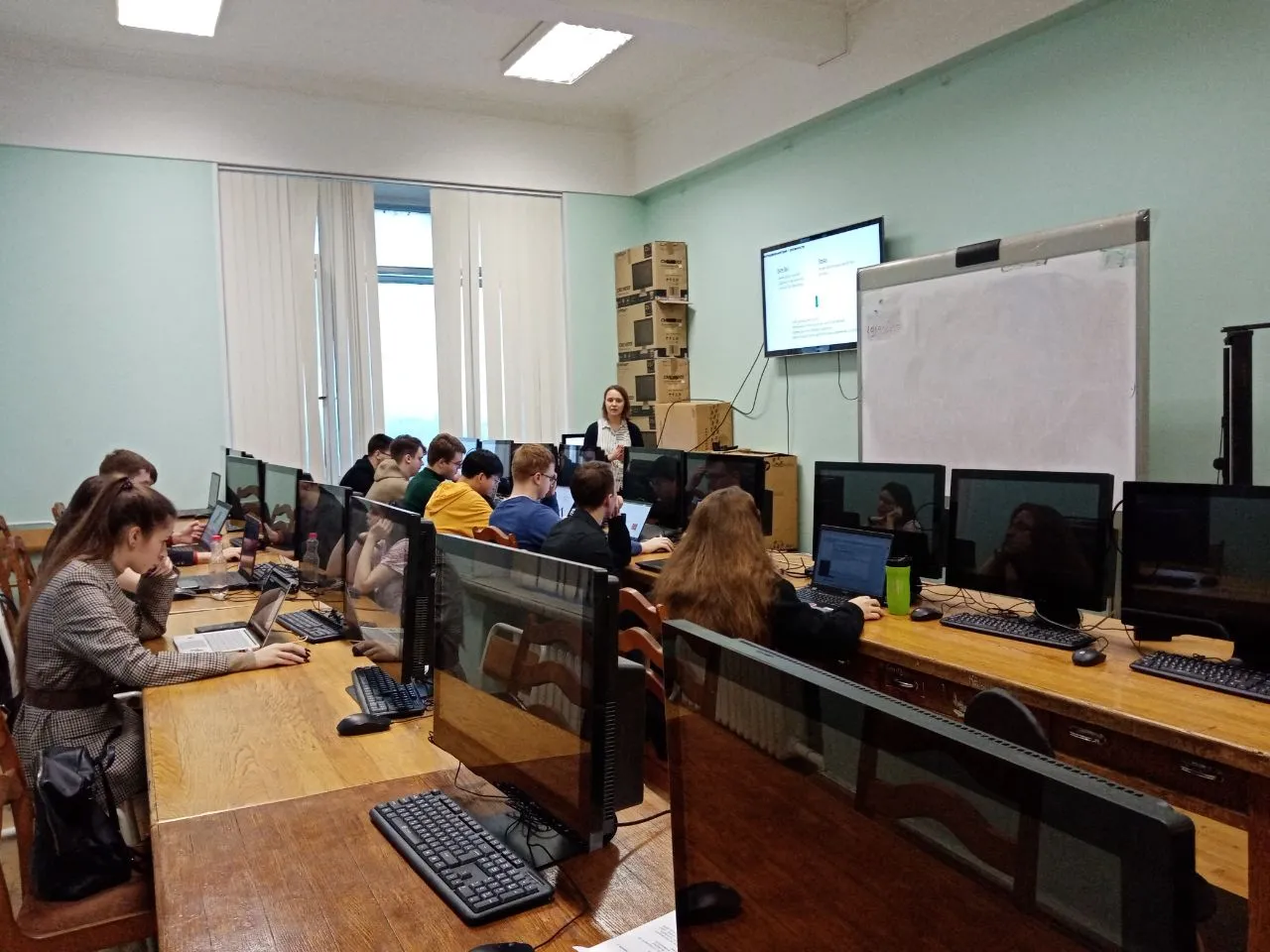 Студенты магистратуры на занятии Студенты магистратуры на занятии