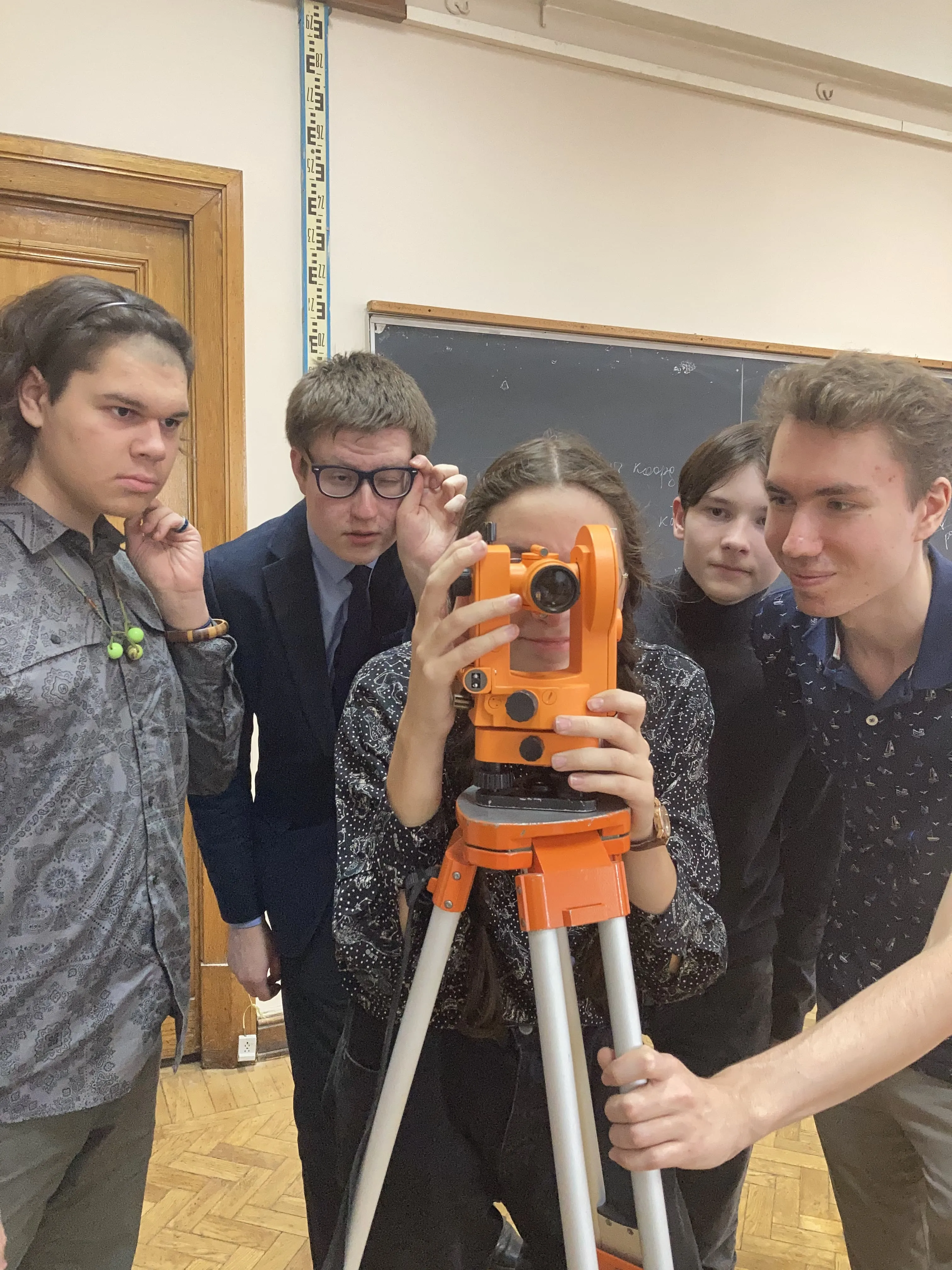 Практическое занятие по измерению углов теодолитом 4Т30П. Практическое занятие по измерению углов теодолитом 4Т30П.